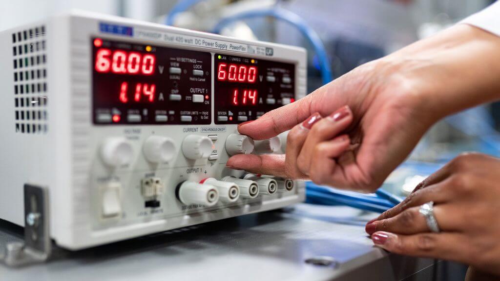 La tension nominale de la batterie de l'onduleur varie en fonction de la capacité de sortie