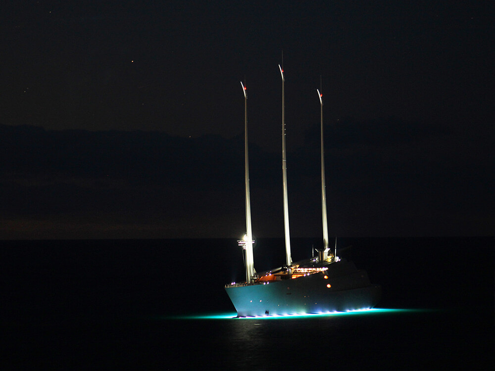 Desempeñan un papel importante durante la pesca nocturna, por lo que es vital disponer de una batería marina correctamente cargada para facilitar la navegación nocturna en kayak.