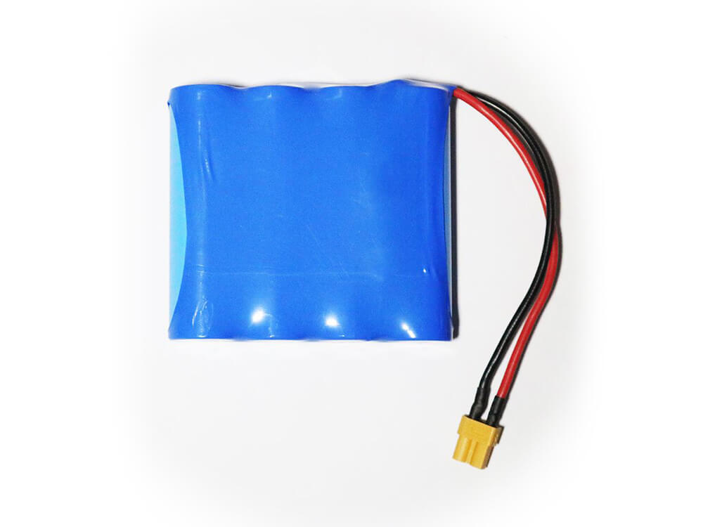 Una batería de litio de 12 V suele ser una combinación de cuatro baterías de litio conectadas en serie. El voltaje total será de 12,8V