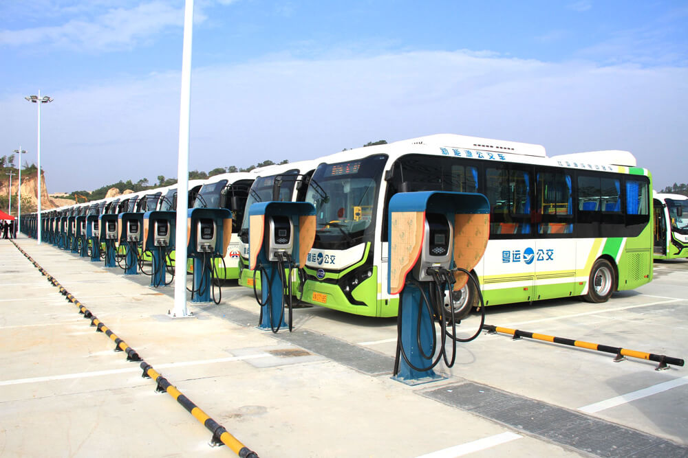Con la introducción de turismos con sistemas híbridos, enchufables o puramente eléctricos, el consumo de combustible en el sector del transporte público se reducirá en gran medida, como por ejemplo 20% de ahorro de combustible para pas híbridos.
