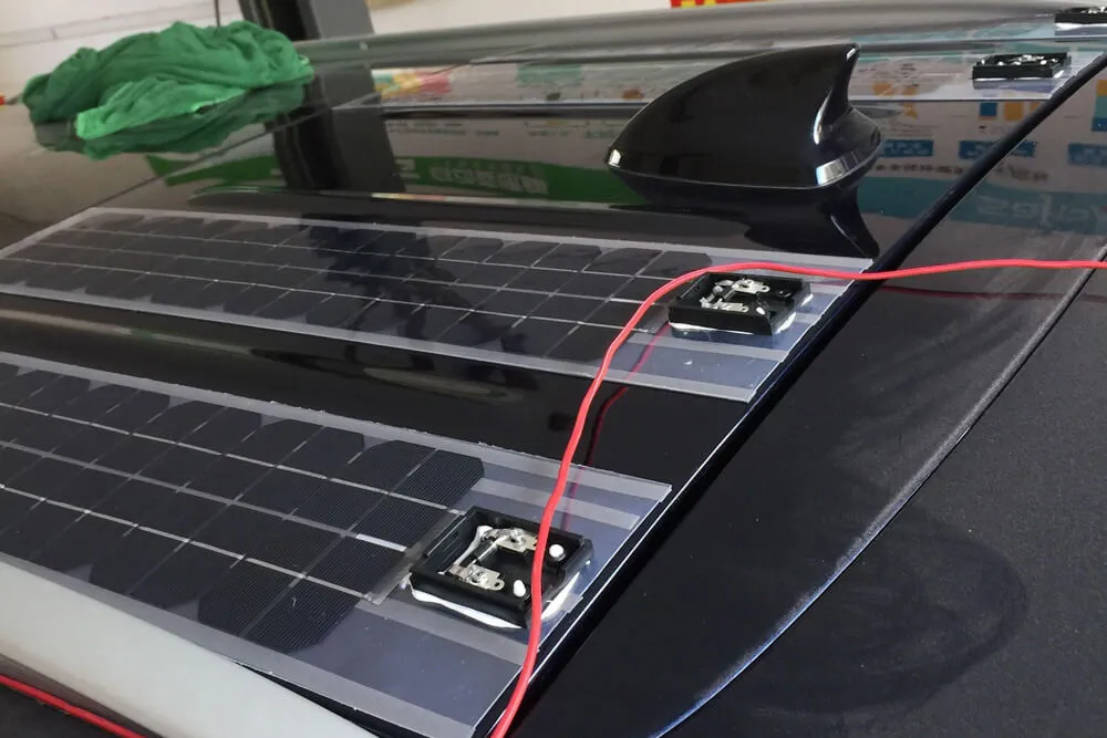 Las baterías de iones de litio ofrecen una eficiencia excepcional, una buena DoD, un mantenimiento mínimo y permanecen funcionales durante más de una década. Obtendrá más energía de sus paneles solares con baterías de litio.