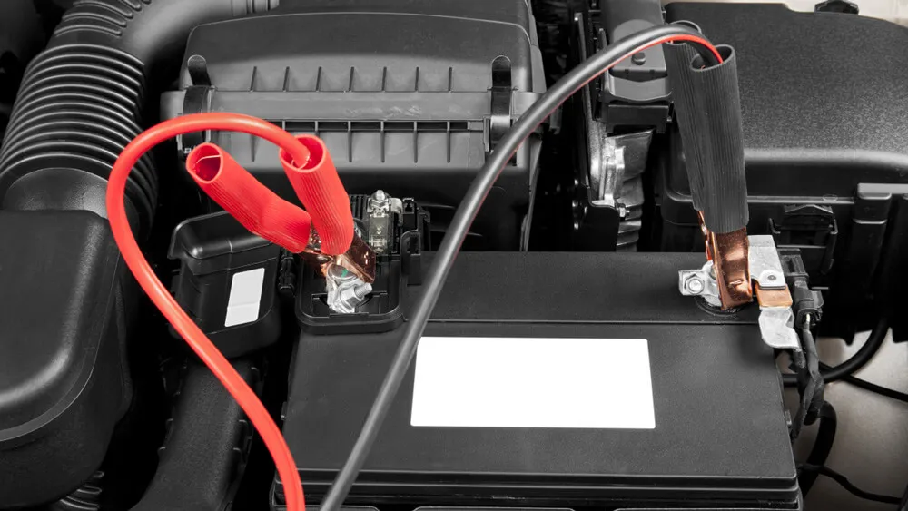 Las baterías de iones de litio para automóviles surgieron a raíz de los vehículos eléctricos. Hoy en día, los vehículos eléctricos de batería (BEV) vienen con baterías capaces de generar entre 16 k