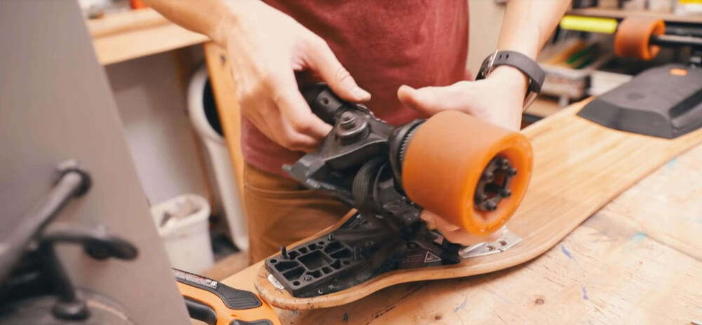 What problems can occur to an electric skateboard battery and how to repair it