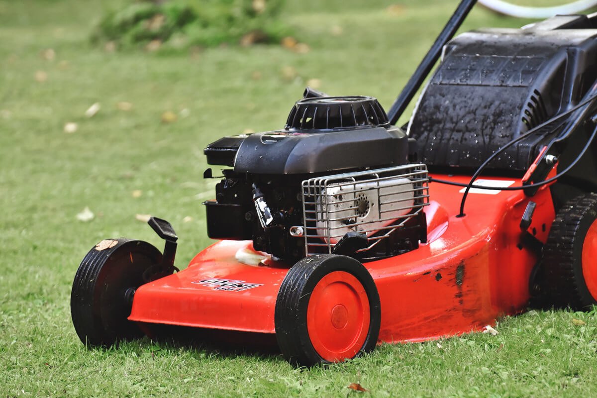 Guidelines to follow when jumpstarting your lawnmower with a car