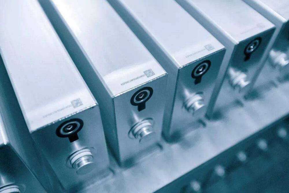 En 2021, las baterías LFP cuadradas serán las principales baterías de litio de almacenamiento de energía en China, con alta capacidad y celda grande como principal dirección de desarrollo. En el campo de las baterías de almacenamiento de energía