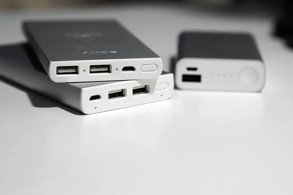 Un banc d'alimentation portable est un petit appareil doté d'une batterie intégrée.