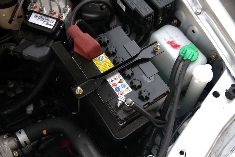 Los coches eléctricos también necesitan una batería de arranque para arrancar