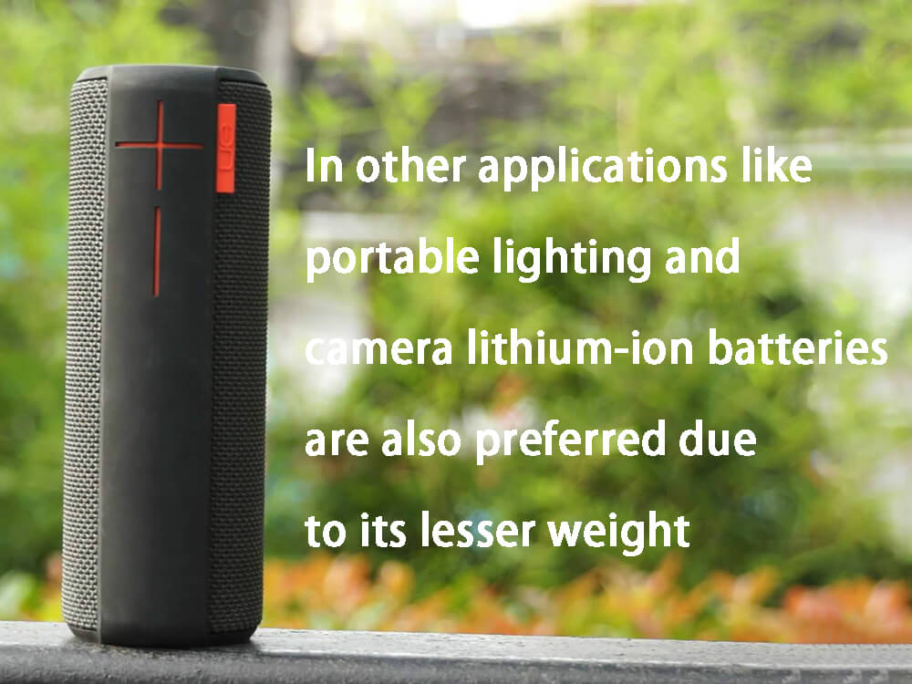 Dans d'autres applications telles que l'éclairage portable et les appareils photo, les batteries lithium-ion sont également préférées en raison de leur faible poids.
