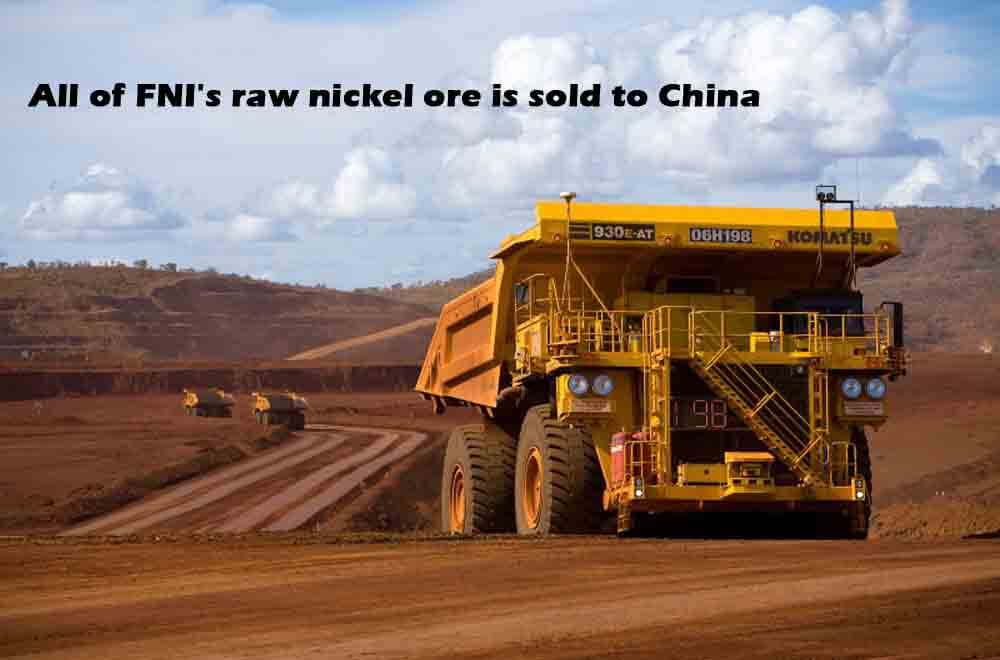 Foto distribuida de camiones volquete teledirigidos en una mina de hierro de Rio Tinto en Australia Occidental.