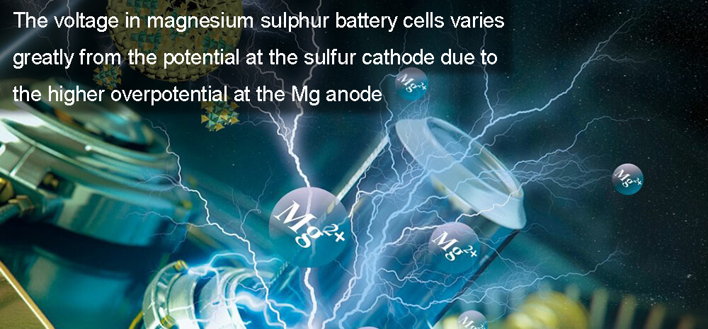La tension dans les piles au magnésium et au soufre varie considérablement par rapport au potentiel à la cathode de soufre en raison du surpotentiel plus élevé à l'anode de Mg.