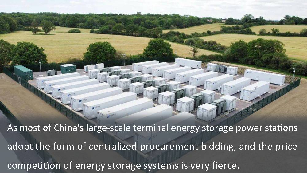 Como la mayoría de las centrales de almacenamiento de energía terminal a gran escala de China adoptan la forma de licitación de adquisición centralizada, la competencia de precios de los sistemas de almacenamiento de energía es muy feroz.