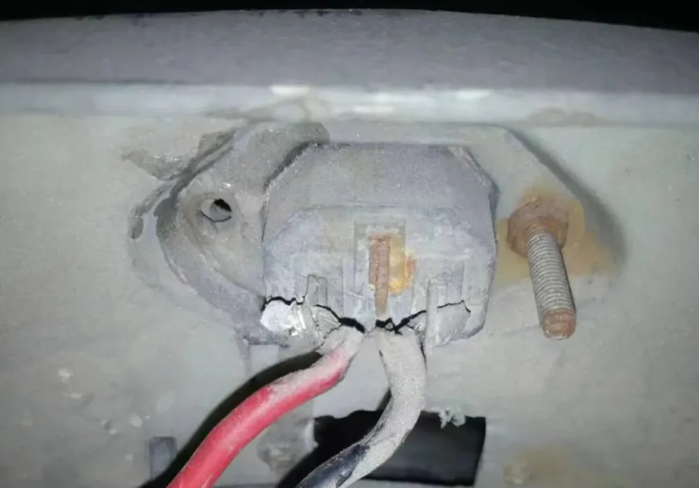 Check-whether-the-charging-port-or-plug-is-corroded