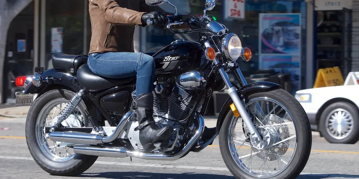 Le Yamaha V Star 250 Raven est équipé d'un moteur en V de 249 cm3 refroidi par air.